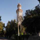 Arrivare al Minareto � molto semplice: dalla statale 16 si imbocca l�uscita per il centro di Fasano e da qui si seguono le indicazioni per raggiungere la Selva. Arrivati in prossimit� di contrada Gordini la costruzione in pietra chiara appare all�improvviso sulla destra, circondata da un parco di altissimi pini